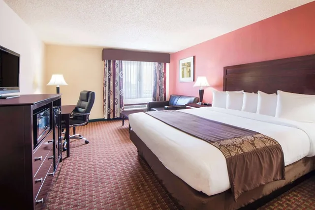 غرفة بسرير كينج لذوي الإعاقة، Travelodge by Wyndham Enid 1/7
