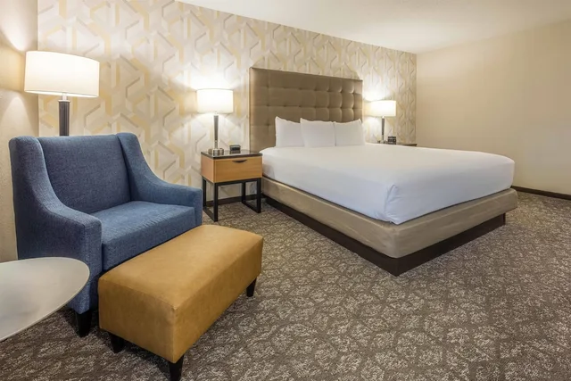 غرفة بسرير كينج، Drury Inn and Suites St Louis Airport 6/9