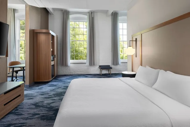 جناح بسرير كينج بغرفة نوم واحدة مع أريكة لذوي الإعاقة، Fairfield Inn & Suites Madison Historic Eagle Cotton Mill 2/4