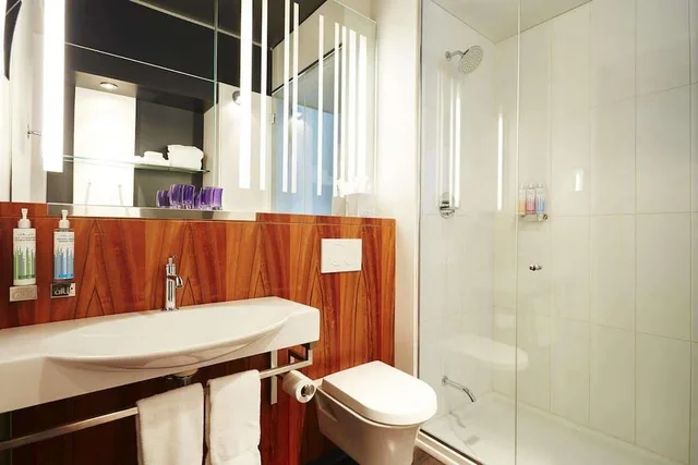 غرفة قياسية بسريرين كوين، Hotel Alt Montreal 4/6