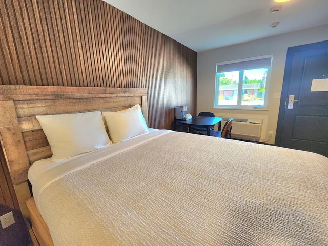 غرفة بريميوم بسرير كينج، Alpine Inn Abbotsford 2/10