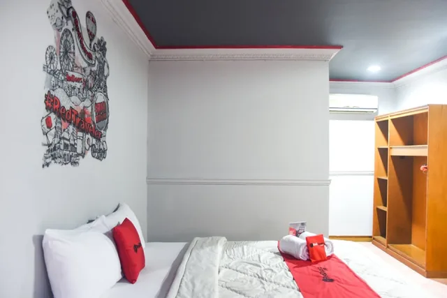 غرفة بسرير مزدوج، RedDoorz Plus near RSCM Jakarta 3/3