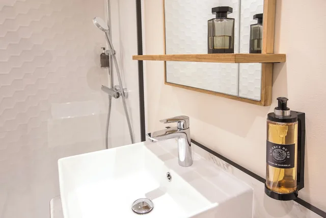 غرفة عائلية بسرير كوين مع أريكة، Life Hotel Marseille 4/6