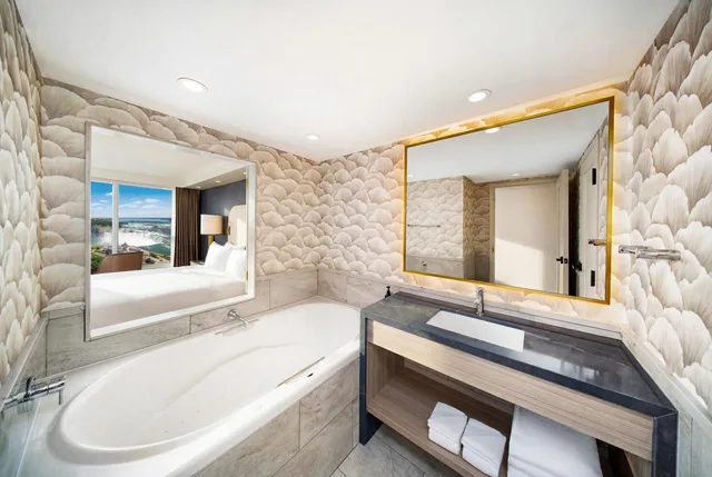 Presidential, Premium, Junior Suite, King Bed, Falls View، Embassy Suites By Hilton Niagara Falls Fallsview 2/2