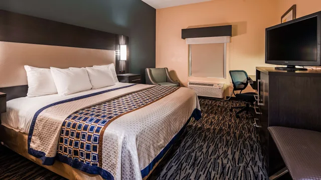 غرفة قياسية بسرير كينج، Best Western Bradbury Inn & Suites 4/7