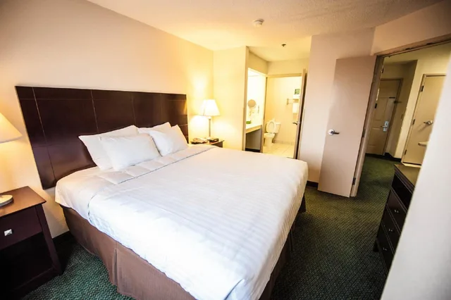 غرفة بسرير كينج، Greystone Inn And Suites 3/3