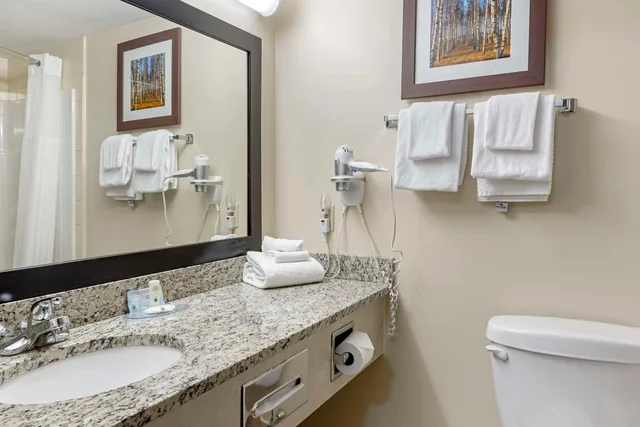 غرفة بسرير كوين، Quality Inn Airport Dieppe 4/4