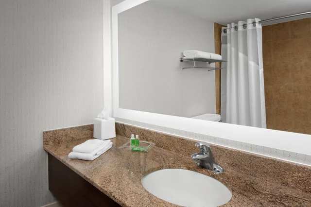 غرفة قياسية بسريرين كوين، Holiday Inn Hasbrouck Heights Hotel 3/4