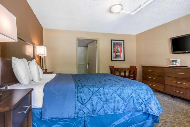 غرفة بسرير كوين لذوي الإعاقة، Rodeway Inn Chicago North Shore - Lincolnwood 1/2