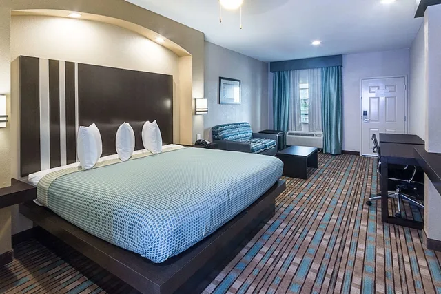 Efficiency, Suite, King Bed, Accessible، Econo Lodge Inn and Suites Houston NW-Cy-Fair 1/5