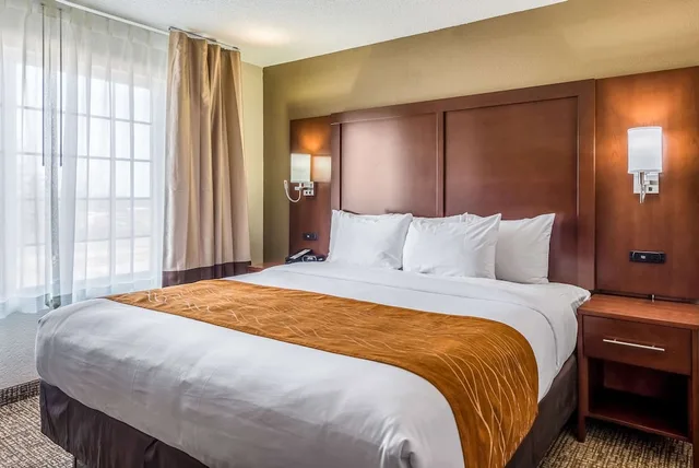 جناح بسرير كينج مع أريكة، Comfort Inn and Suites Dayton North 1/2