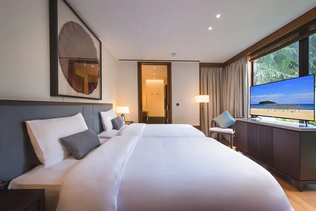 غرفة بريميوم بسريرين مزدوجين بإطلالة على البحر بغرفتي نوم، Le Meridien Shimei Bay Beach Resort & Spa 1/10