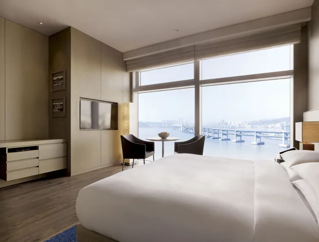 غرفة بسرير كينج بإطلالة على البحر، Park Hyatt Busan 2/3