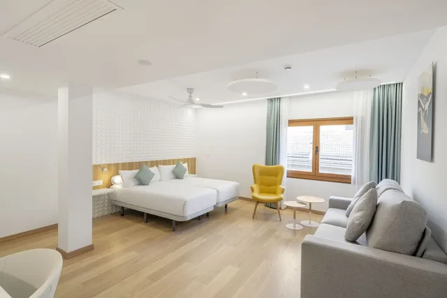 Family, Quadruple, Twin Beds, Sofa, Pool Access، Odyssey Rooms Alicante 1/3