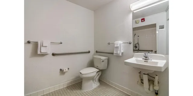 1 Full Bed - ADA/Tub/Micfridge, Non-Smoking، Motel6 Fort Mill, SC - Charlotte 5/6