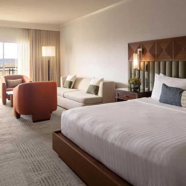 Junior Suite, King Bed, Pool View, Balcony, Signia by Hilton La Cantera Resort & Spa 1/2