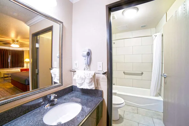 غرفة بسرير كينج، Econo Lodge Inn & Suites Corpus Christi 5/5