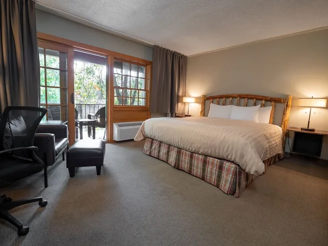 غرفة جونيور بسرير كينج بإطلالة على النهر، The Lodge at Riverside 1/1