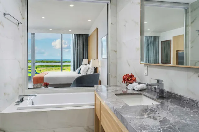 غرفة بسرير كينج بشرفة، Koi Resort Saint Kitts Curio Collection By Hilton 3/3