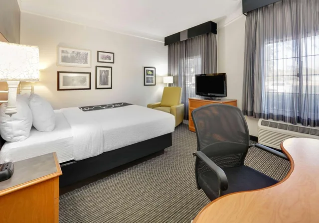 Room, King Bed, Pool Side، La Quinta Inn & Suites by Wyndham Dallas - Addison Galleria 3/6
