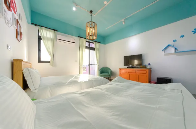 غرفة ثلاثية بسرير كوين وسرير فردي بإطلالة على الحديقة، Sea Breeze B&B 1/2
