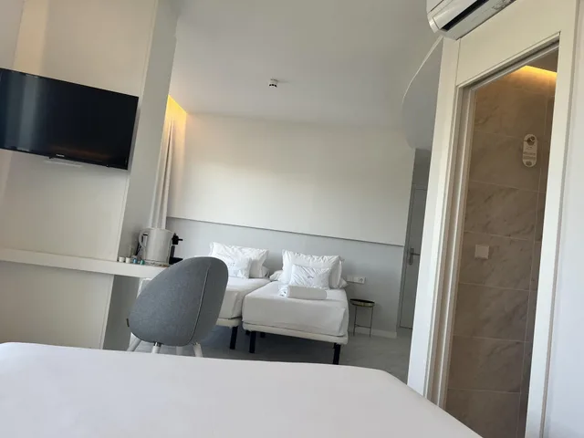 غرفة متصلة كومفورت عائلية بإطلالة على المسبح بشرفة، Hotel Aromar 2/5