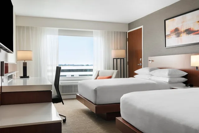 غرفة بسريرين كوين لذوي الإعاقة، Delta Hotels By Marriott Indianapolis Airport 1/6