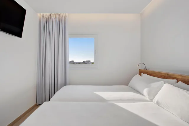 غرفة بسريرين منفصلين، B&B HOTEL Porto Expo Aeroporto 2/5