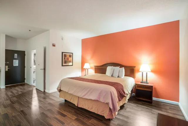 غرفة قياسية بسرير كينج، Budgetel Inns & Suites - Atlanta Galleria Stadium 1/4