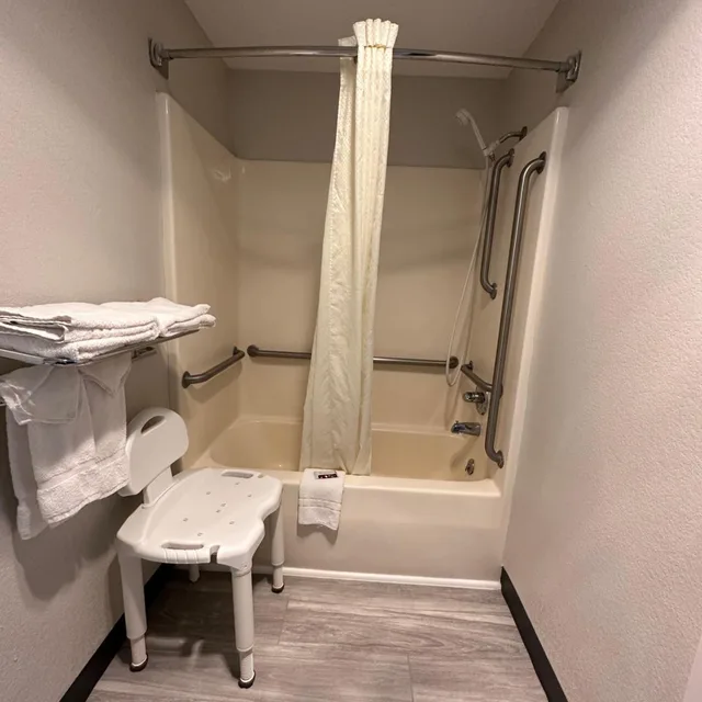 غرفة بسرير كينج بحوض استحمام لذوي الإعاقة، Baymont by Wyndham Omaha SW 4/5