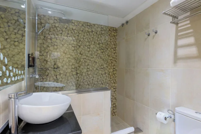 غرفة ثلاثية، Hotel Suizo 6/8