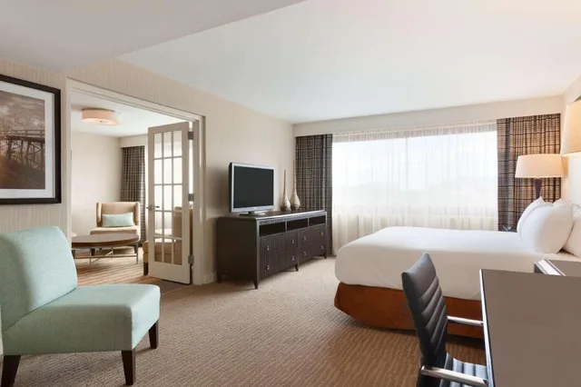 جناح رئاسي بسرير كينج مع أريكة لذوي الإعاقة، Embassy Suites by Hilton Boston Waltham 1/4