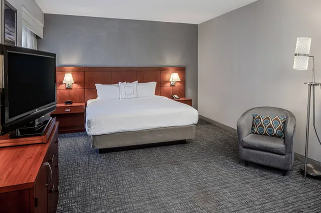 جناح بسرير كينج بإطلالة على المدينة مع أريكة، Courtyard by Marriott San Antonio SeaWorld - Westover Hills 1/6