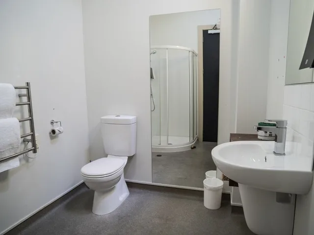 استوديو بسرير كوين بحمام خاص، U Boutique Hotel Wellington, SureStay Collection by BW 4/4