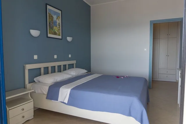 شقة عائلية بسريرين منفصلين وسرير كوين بإطلالة على البحر بغرفتي نوم مع أريكة، Loukas Hotel &amp; Apartments 1/5