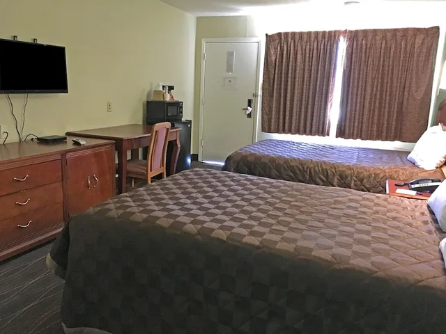 غرفة بسريرين مزدوجين بمطبخ صغير للمدخنين، Americas Best Value Inn Alexandria 3/4