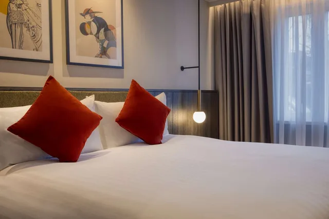 غرفة بسرير كوين، The Samuel Ryder Hotel St. Albans, Tapestry Collection by Hilton 1/4