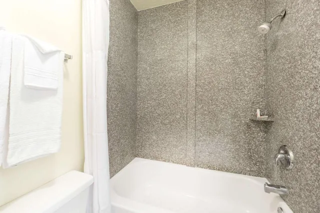 استوديو بسريرين كوين، Days Inn By Wyndham Little River 2/2