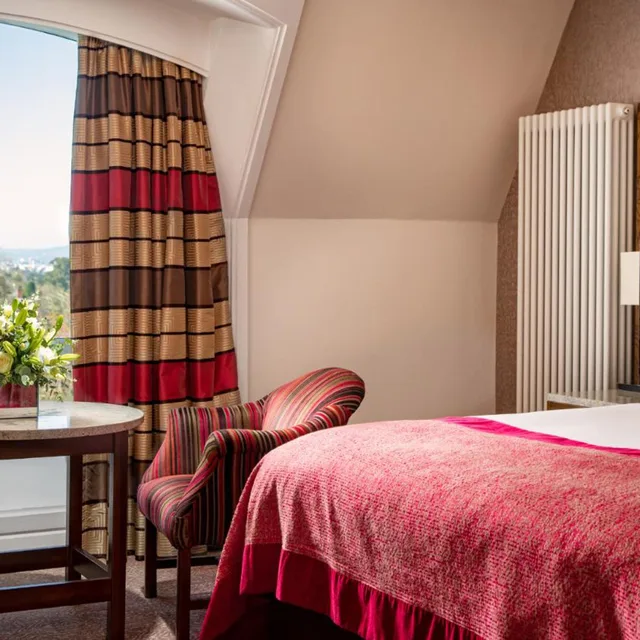 Garden, King Bed, Culloden Estate and Spa 8/10