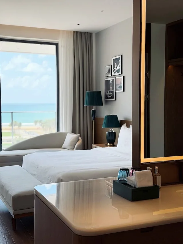 غرفة قياسية بسرير كينج بإطلالة على البحر بشرفة، Holiday Inn Resort Wanning Shenzhou Peninsula by IHG 2/5