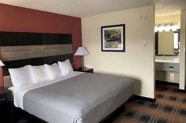 غرفة بسرير كينج، Baymont by Wyndham Waupun 1/4