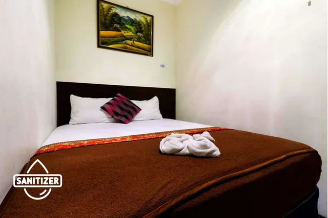 Standard, Double Bed, Shared Bathroom, Bantal Guling Pasar Baru Bandung 1/3