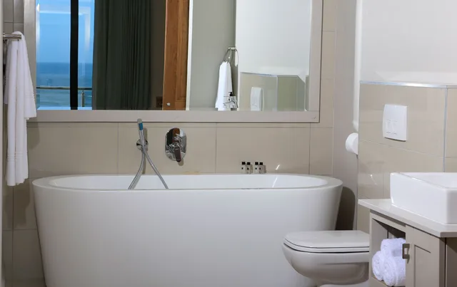 1 Bedroom, Superior, Suite, Queen Bed, Brenton Haven 3/3