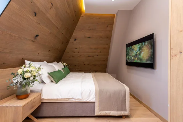 جناح ملكي بشرفة، Hostel Feri 2/5