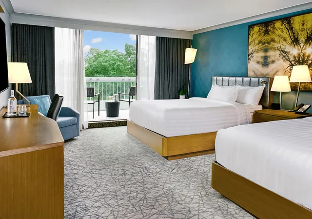 غرفة بريميوم بسريرين كوين بشرفة، Crowne Plaza Toronto – North York 2/4
