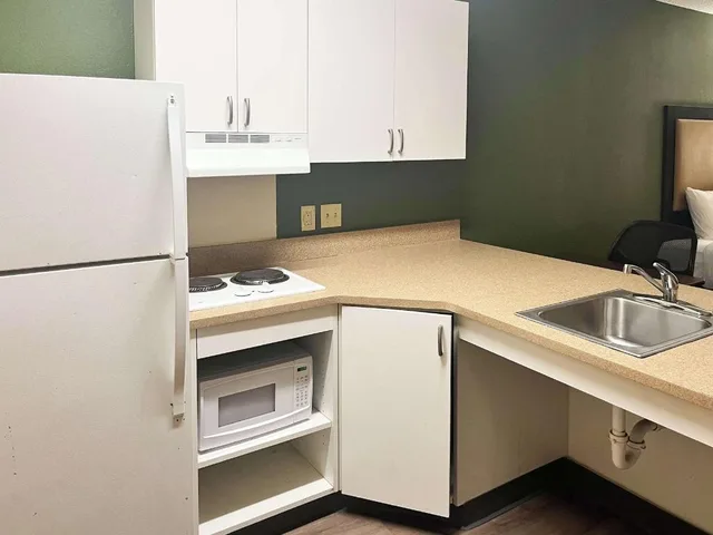 غرفة بسرير كوين لغير المدخنين بمطبخ، Studio6 Memphis, TN – East Memphis 8/8