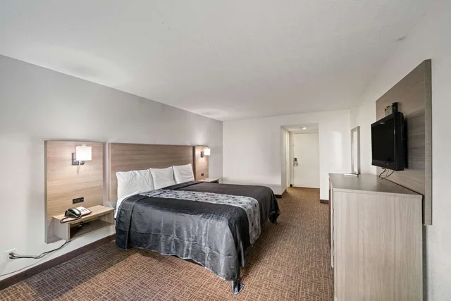 Comfortable, Guest Room, King Bed, Smoking، Americas Best Value Inn Brenham 2/8