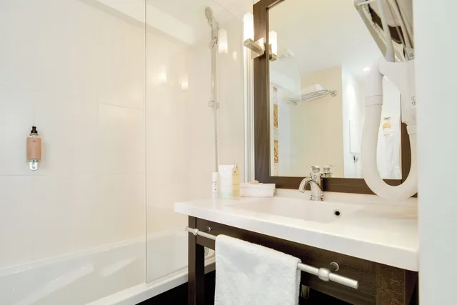 غرفة تنفيذية بسرير كوين، Seven Urban Suites Nantes Centre 3/6