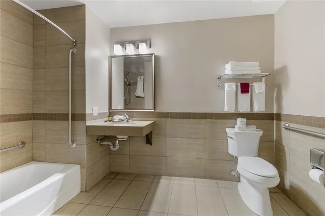 غرفة بسرير كينج بحوض استحمام لذوي الإعاقة، BEST WESTERN PLUS Winnipeg West 3/3