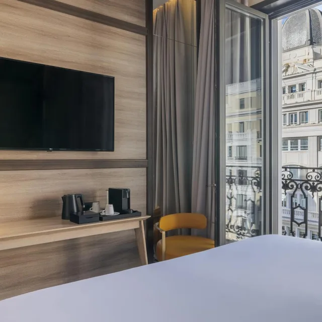 غرفة بريميوم غراند بسرير كينج بشرفة بإطلالة، Pestana CR7 Gran Vía 2/10